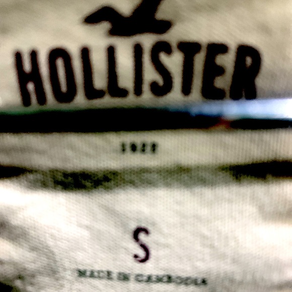 Vintage Long sleeve Hollister shirt ! It’s has the H C O logo on the front - Picture 8 of 8